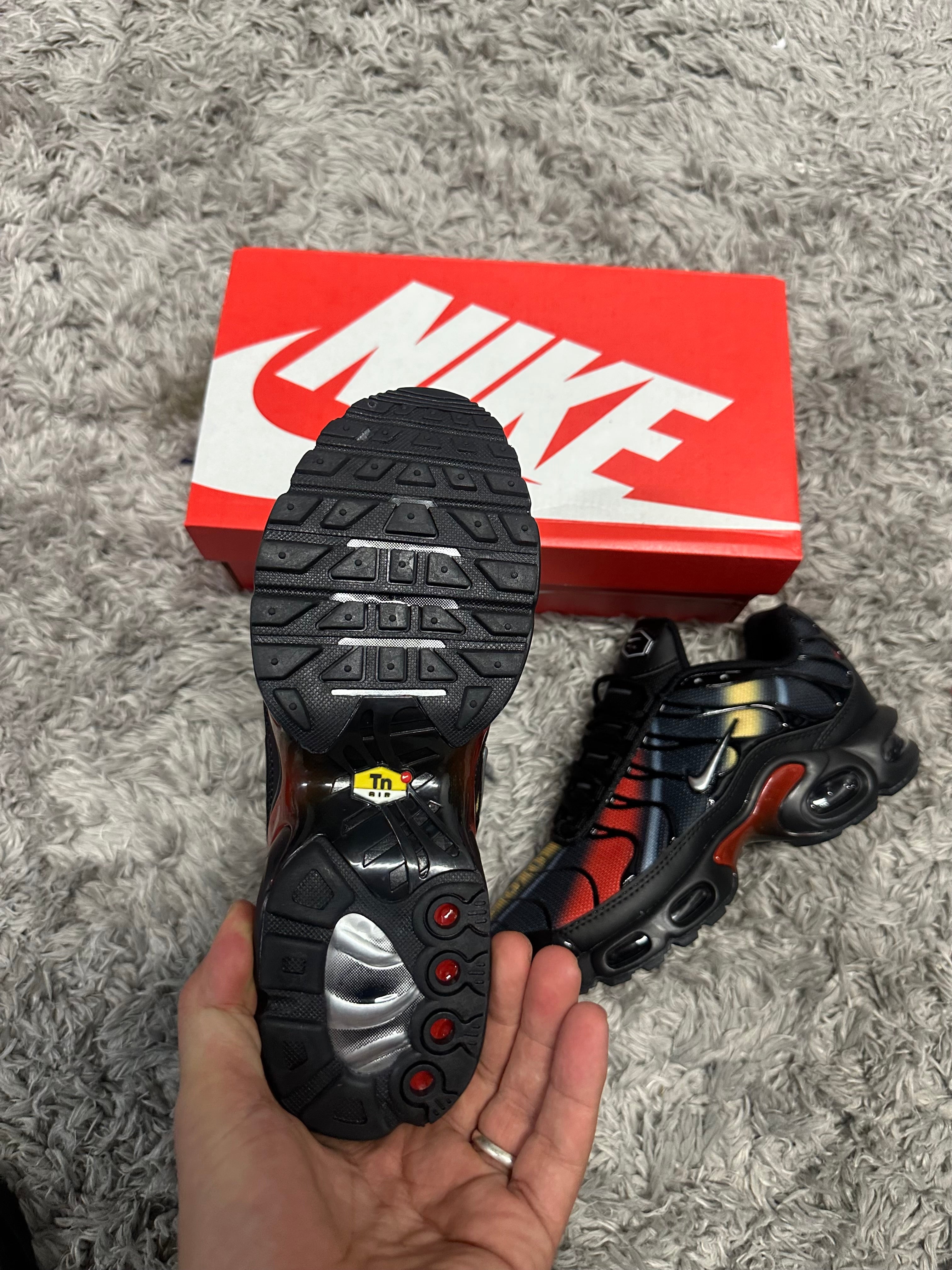 NIKE