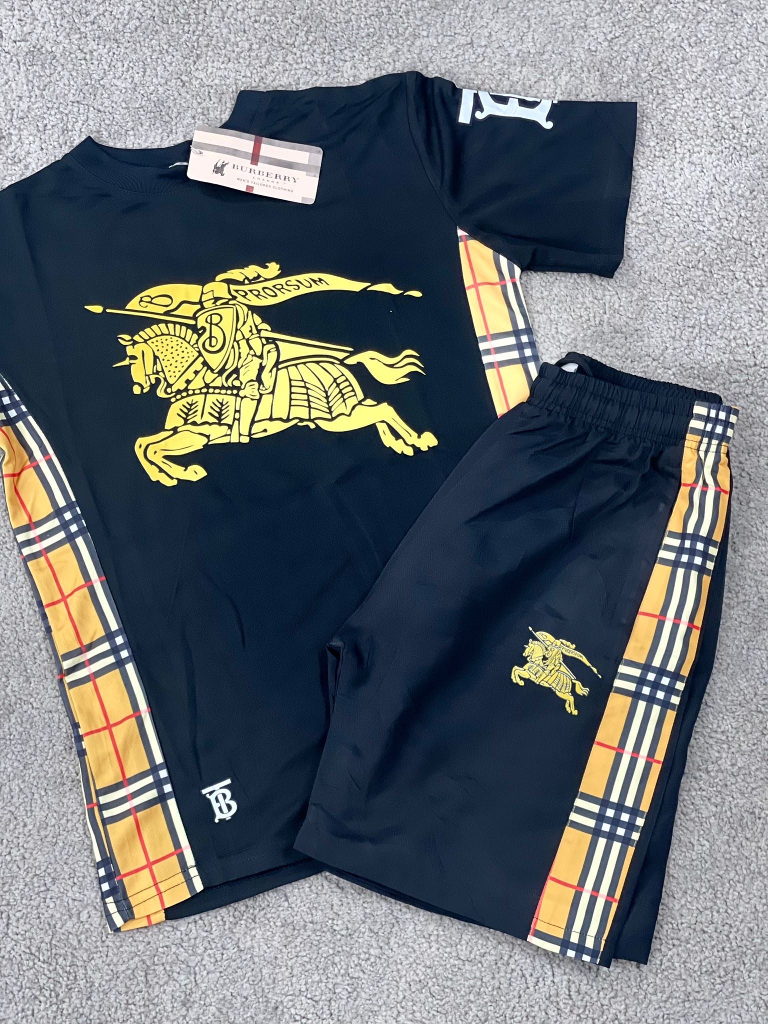 *Conjuntos BURRBERY 2024* 🎠🎠

Conjunto calidad g5 

Camiseta de algodon super buena calidad 
Pantalon como bañador y pantalon cotidiano 

Lo mejor de lo mejor 

Tallaje real tallan bien 

Tallas; S-M-L-XL-

*45€ envio incluido 10 ganancias*