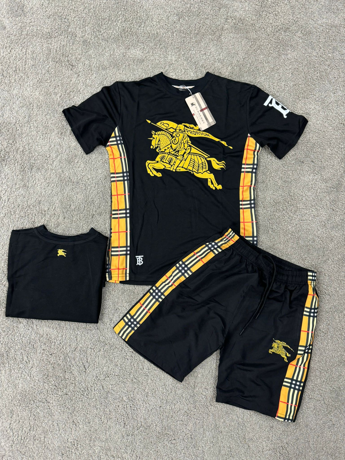 *Conjuntos BURRBERY 2024* 🎠🎠

Conjunto calidad g5 

Camiseta de algodon super buena calidad 
Pantalon como bañador y pantalon cotidiano 

Lo mejor de lo mejor 

Tallaje real tallan bien 

Tallas; S-M-L-XL-

*45€ envio incluido 10 ganancias*