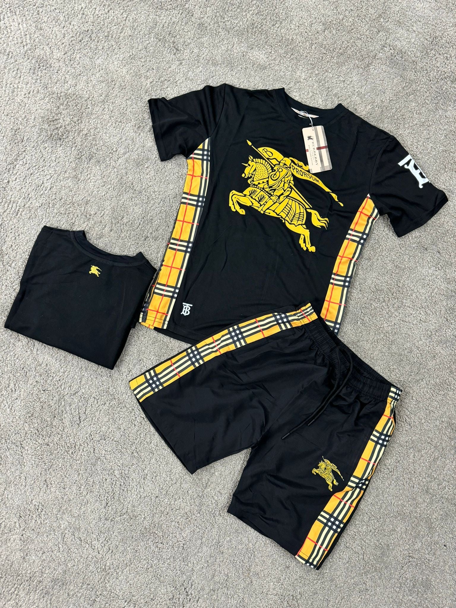 *Conjuntos BURRBERY 2024* 🎠🎠

Conjunto calidad g5 

Camiseta de algodon super buena calidad 
Pantalon como bañador y pantalon cotidiano 

Lo mejor de lo mejor 

Tallaje real tallan bien 

Tallas; S-M-L-XL-

*45€ envio incluido 10 ganancias*