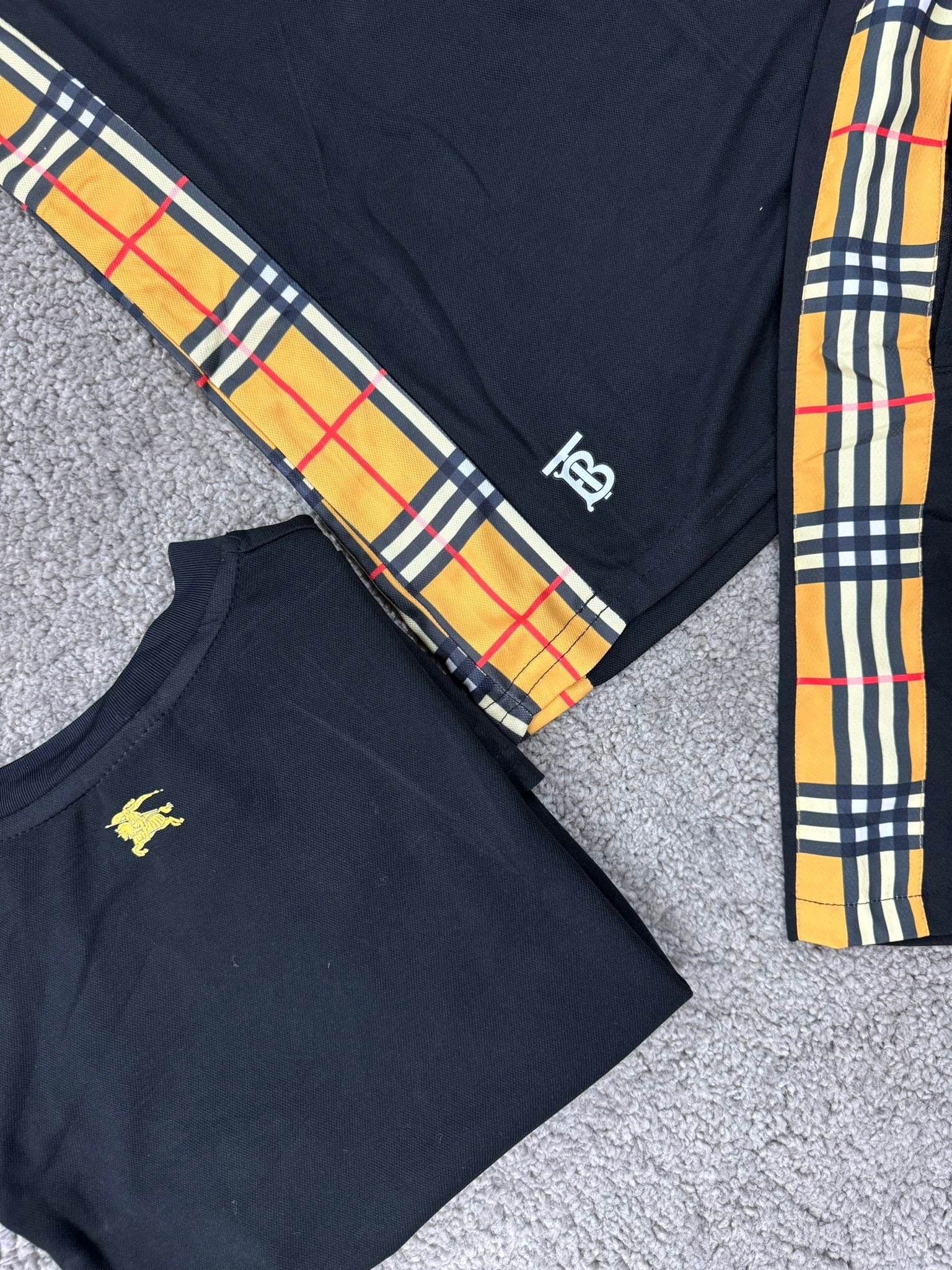 *Conjuntos BURRBERY 2024* 🎠🎠

Conjunto calidad g5 

Camiseta de algodon super buena calidad 
Pantalon como bañador y pantalon cotidiano 

Lo mejor de lo mejor 

Tallaje real tallan bien 

Tallas; S-M-L-XL-

*45€ envio incluido 10 ganancias*