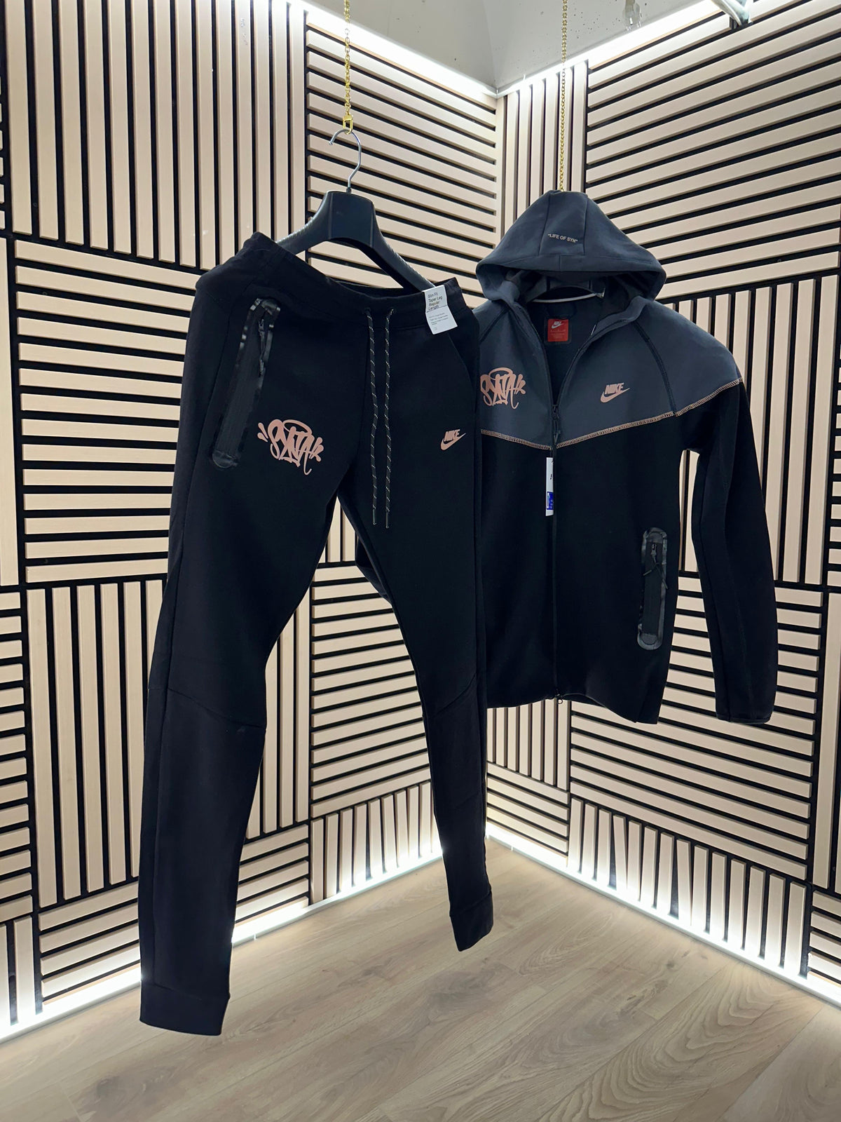 CHNADAL DE NIKE TECH 2025