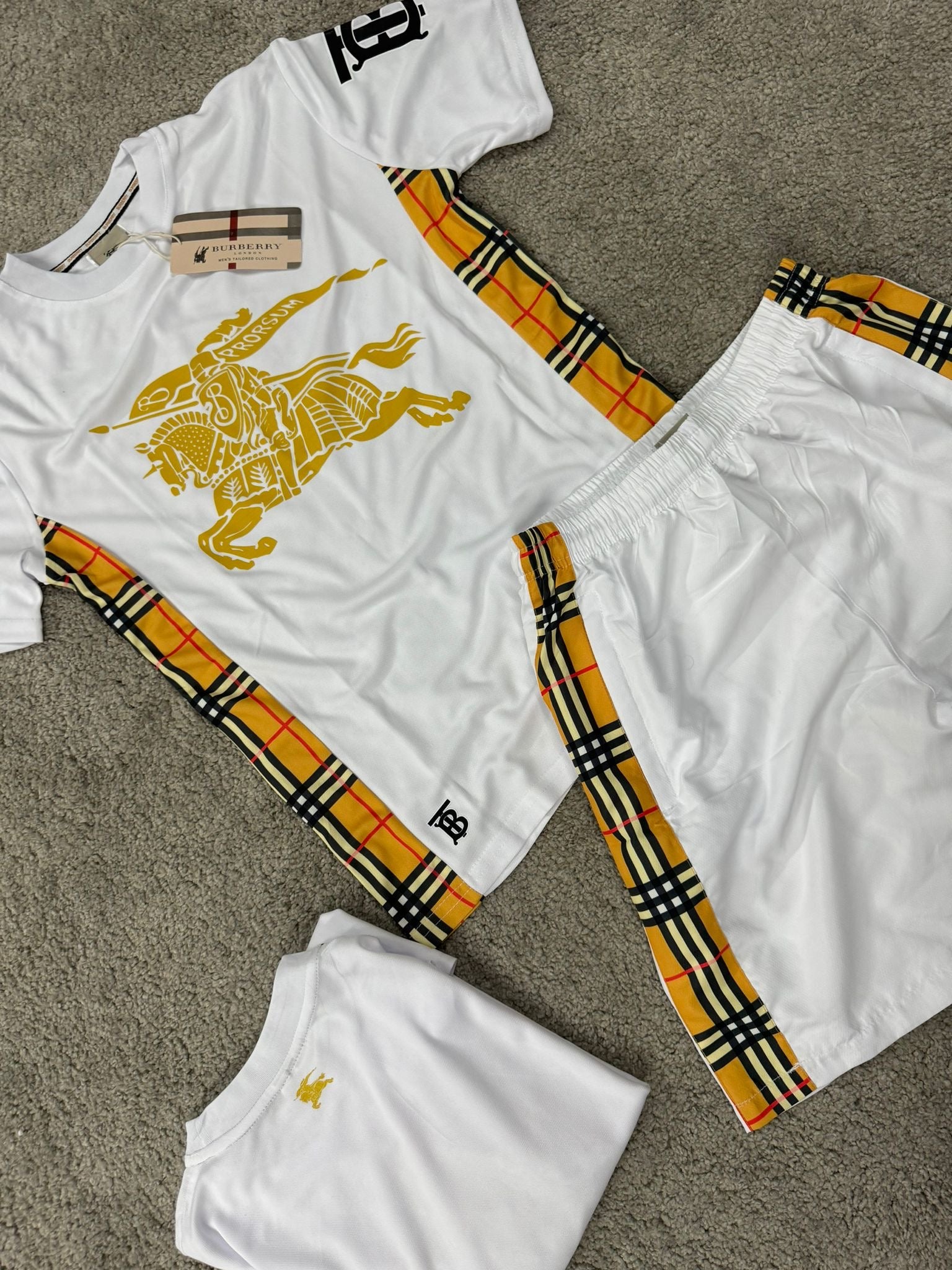 *Conjuntos BURRBERY 2024* 🎠🎠

Conjunto calidad g5 

Camiseta de algodon super buena calidad 
Pantalon como bañador y pantalon cotidiano 

Lo mejor de lo mejor 

Tallaje real tallan bien 

Tallas; S-M-L-XL-